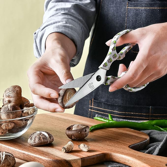 Linoroso Kitchen Scissors Heavy Duty Kitchen Shears with Magnetic Holder Made with Japanese Steel 4034, Multipurpose Ultra Sharp Cooking Scissors for Meat/Vegetables/BBQ/Herbs/Pizza (Graphic,Tiger)